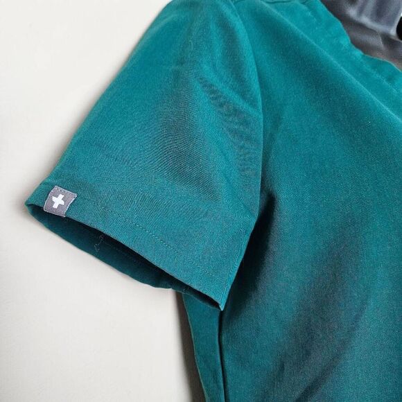 Figs Casma Three Pocket Hunter Green Scrub Top - Picture 3 of 7